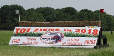 crosshindernissen bak met riet en spandoek