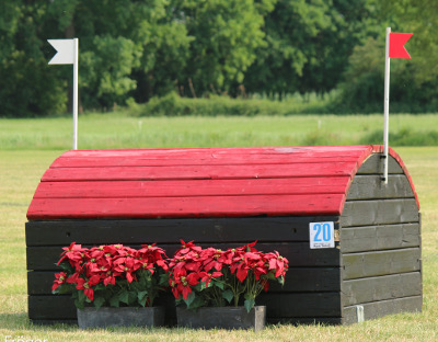 crosshindernissen bak met rood dak