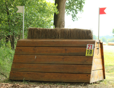 crosshindernissen bezembak van horizontale planken