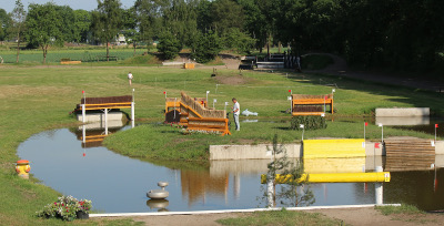 crosshindernissen waterbak met verschillende hindernissen